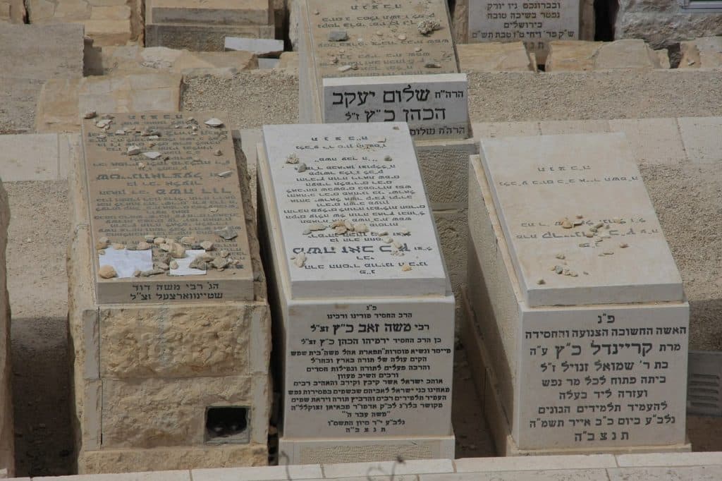 שלוש קברים
